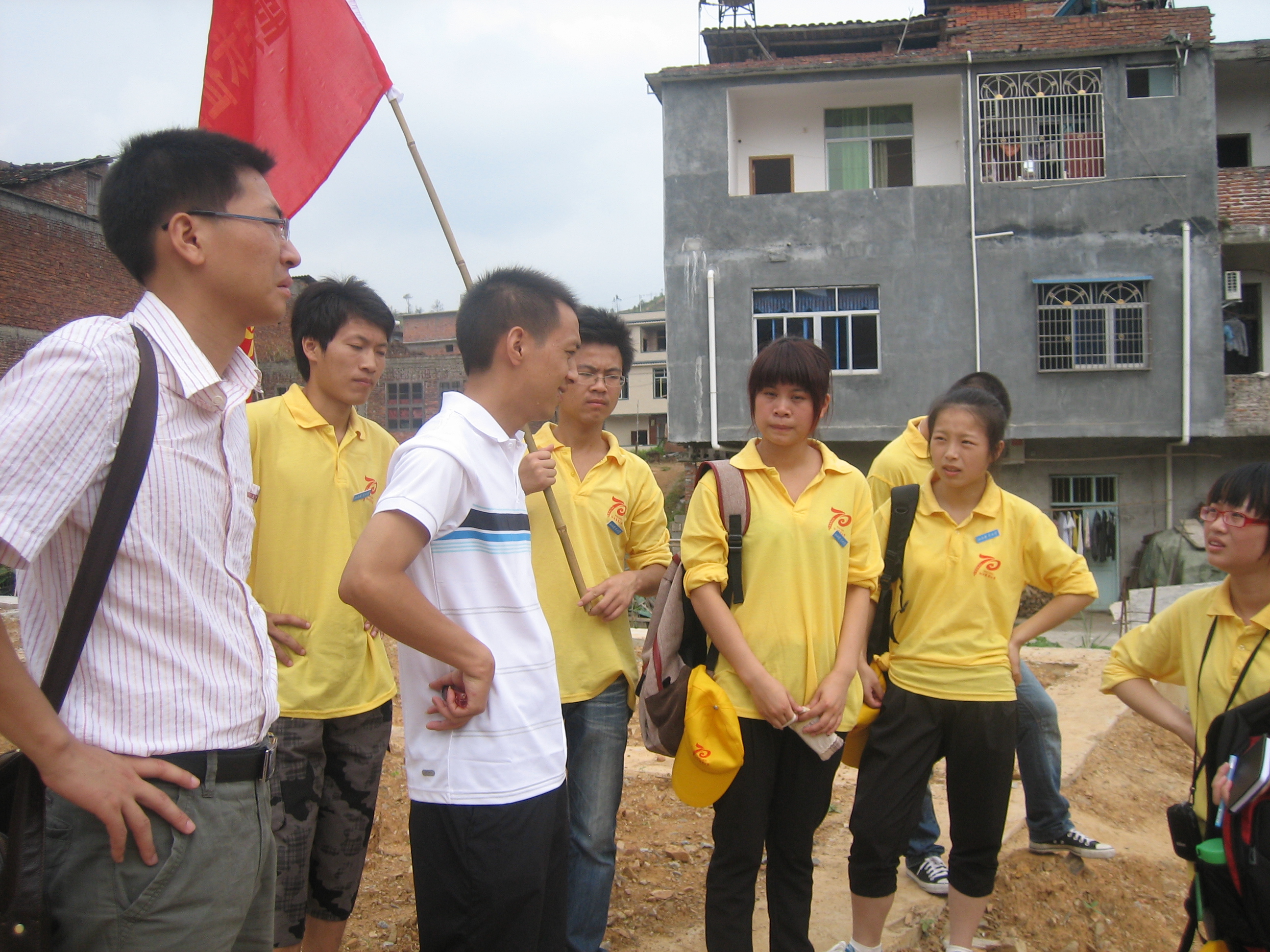 在移民工程现场听校友讲解国家土地政策实施办法